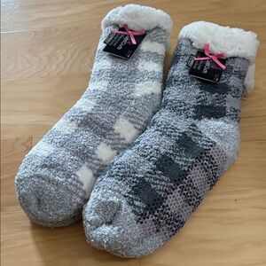 Cuddl Duds Gray and White Plaid Fuzzy Socks